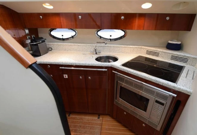 菲尔兰（Fairline）Phantom43二手运动飞桥游艇厨房区域