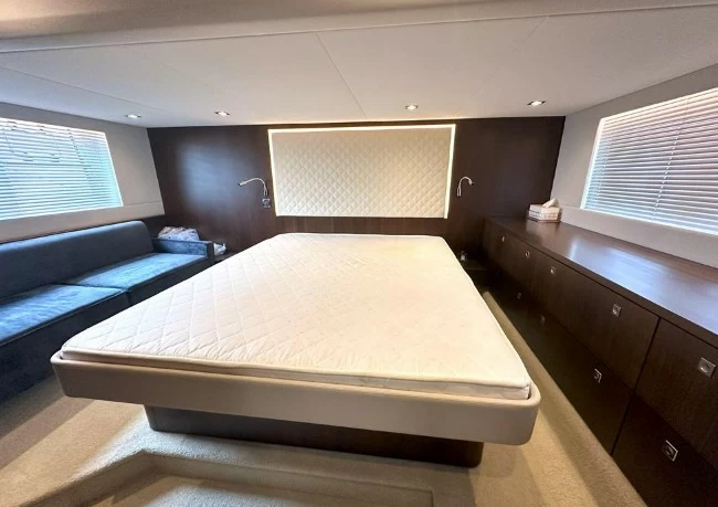 菲尔兰(Fairline)Squadron48二手中型飞桥游艇客舱