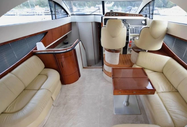 菲尔兰（Fairline）Phantom43二手运动飞桥游艇驾驶层甲板布局