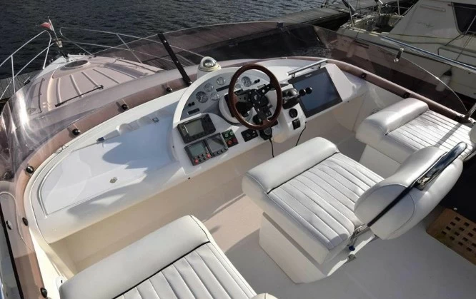 菲尔兰（Fairline）Phantom43二手运动飞桥游艇飞桥布局