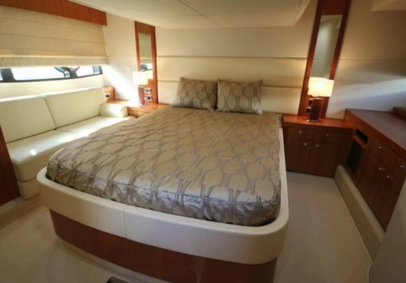 圣汐克（Sunseeker）Predator53二手运动游艇客舱布局
