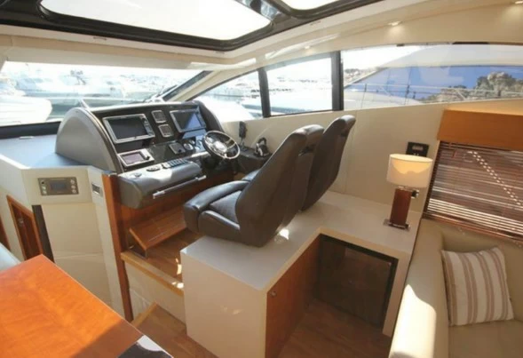 圣汐克（Sunseeker）Predator53二手运动游艇驾驶区