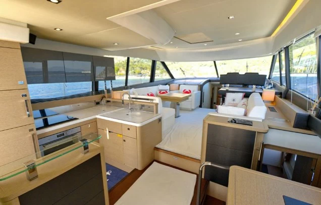 沛海驰（Prestige）550Fly二手游艇主甲板布局