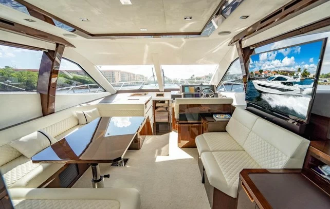 卡帝尔（Galeon）550二手飞桥游艇主甲板驾驶区、沙龙