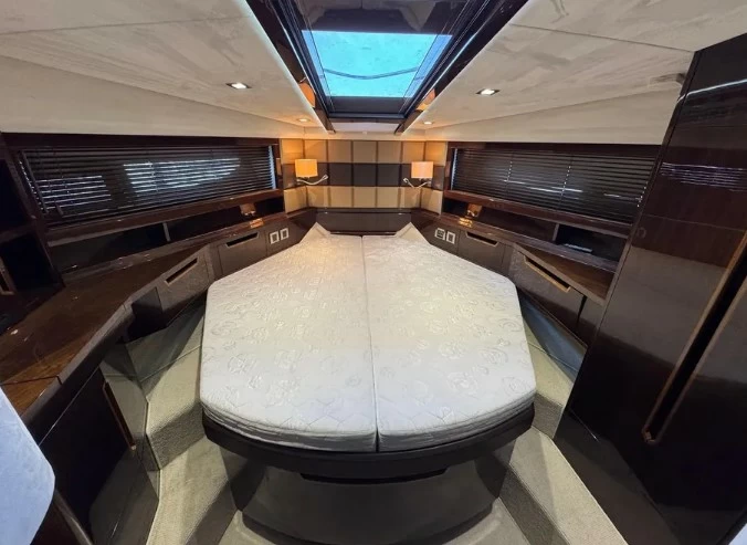 卡帝尔（Galeon）430HTC二手运动游艇客舱