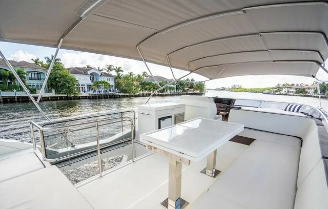 卡帝尔（Galeon）550二手飞桥游艇飞桥驾驶区