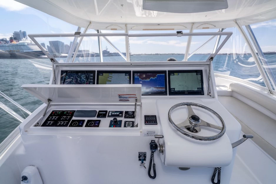 哈特雷斯（Hatteras）GT54 Convertible二手钓鱼游艇驾驶区
