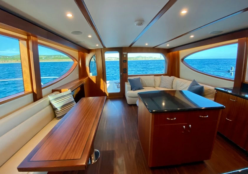 哈特雷斯（Hatteras）GT54 Convertible二手钓鱼游艇主甲板沙龙