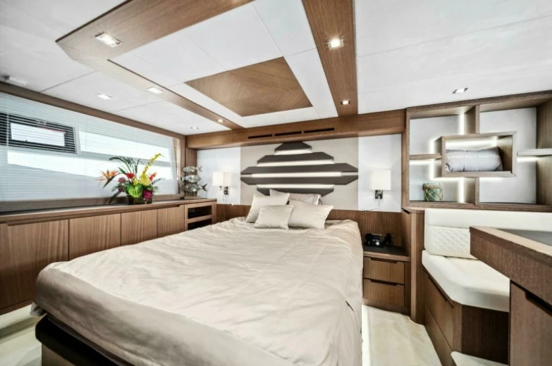 卡帝尔（Galeon）560Sky二手运动飞桥游艇客舱