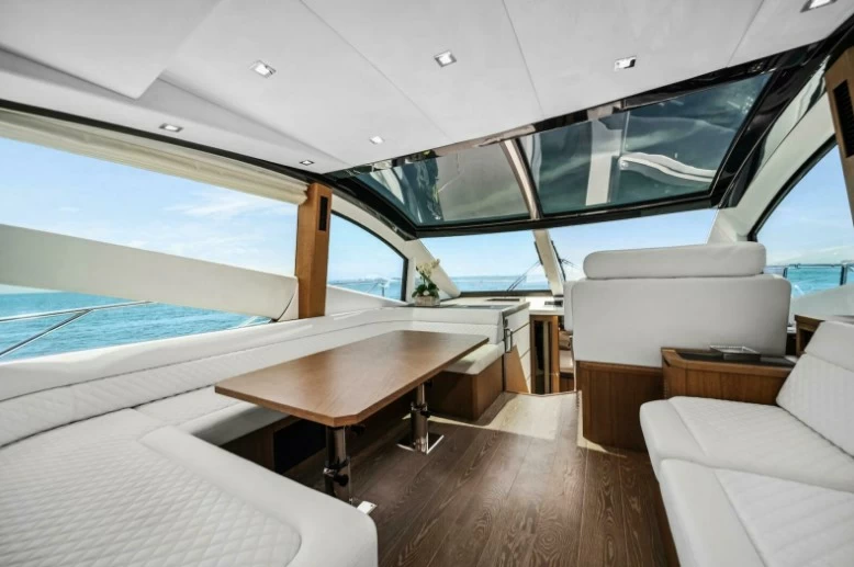 卡帝尔（Galeon）560Sky二手运动飞桥游艇驾驶甲板布局