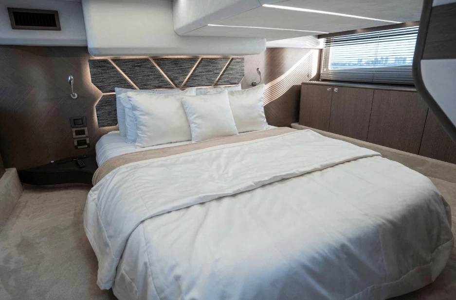 卡帝尔（Galeon）410HTC二手运动游艇豪华客舱