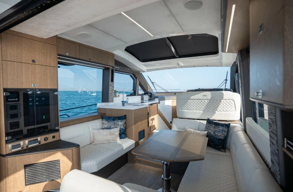卡帝尔（Galeon）410HTC二手运动游艇主甲板布局