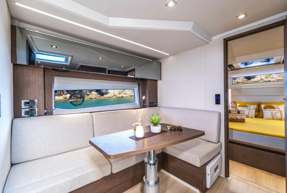 西莱(Sealine)S390开放式游艇船厂沙龙布局