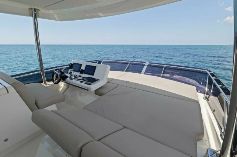 沛海驰（Prestige）590二手中型飞桥游艇飞桥驾驶区