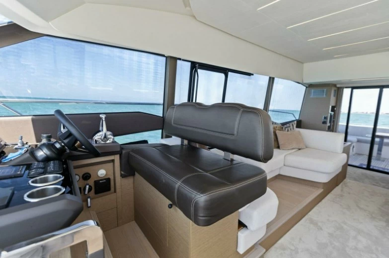 沛海驰（Prestige）590二手中型飞桥游艇驾驶区