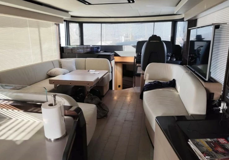 雅舶仕（Absolute）Navetta52二手飞桥游艇主甲板布局