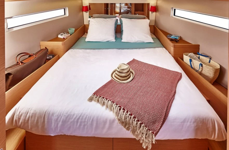 亚诺(Jeanneau)SunOdyssey440中型巡航帆船客舱