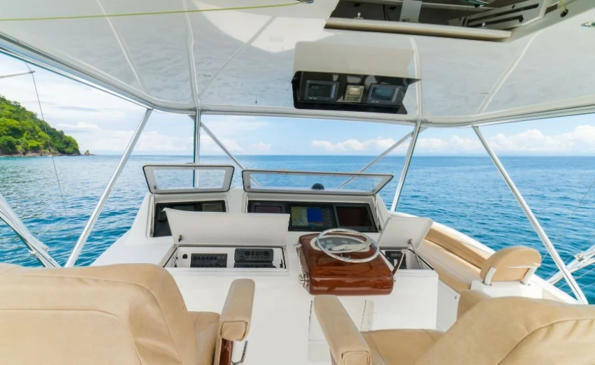 Viking 50C中型二手远洋钓鱼游艇飞桥驾驶区