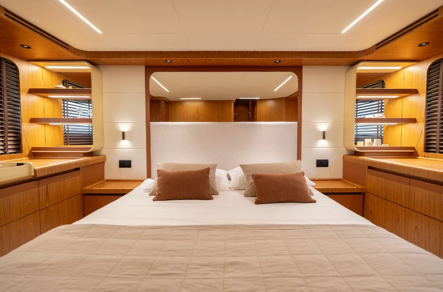 Greenline 58混合动力飞桥游艇客舱