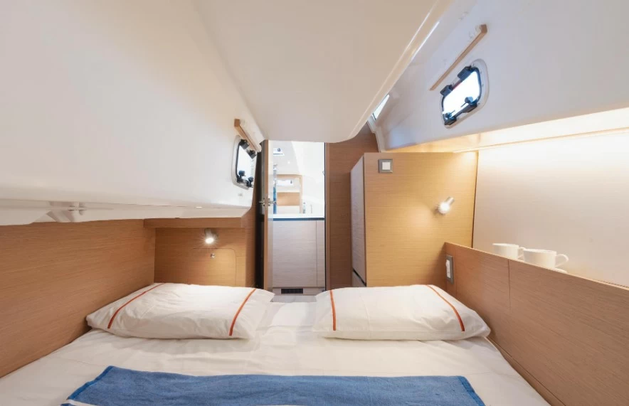 亚诺（Jeanneau）SunOdyssey350巡航帆船客舱