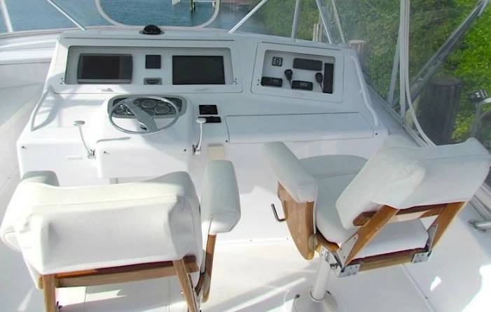 Viking 55 Convertible二手飞桥钓鱼艇飞桥驾驶区