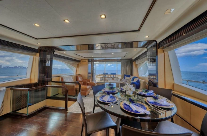 阿兹慕（Azimut）84二手大型飞桥游艇主甲板沙龙