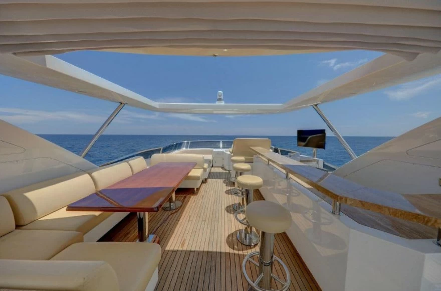 阿兹慕（Azimut）84二手大型飞桥游艇飞桥布局
