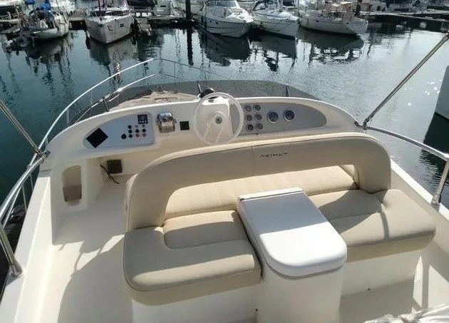 阿兹慕（Azimut）40二手飞桥游艇飞桥驾驶区