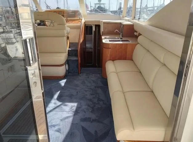 阿兹慕（Azimut）40二手飞桥游艇主层甲板沙龙
