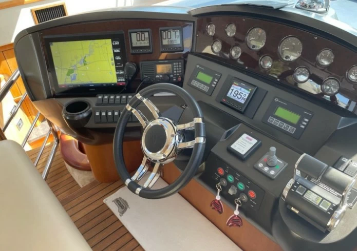 圣汐克（Sunseeker）Predator52二手运动游艇驾驶区