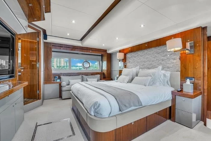 圣汐克（Sunseeker）28M二手豪华飞桥游艇客舱