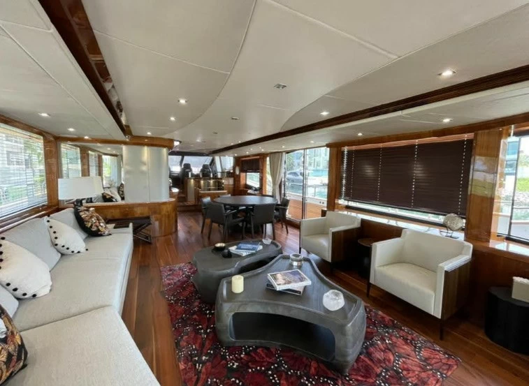 圣汐克（Sunseeker）28M二手豪华飞桥游艇主甲板沙龙