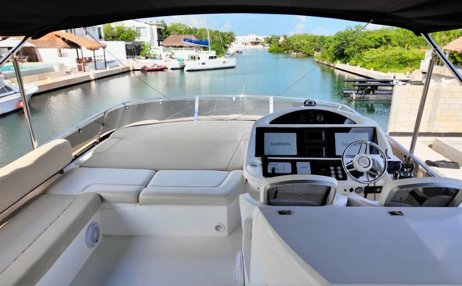 圣汐克（Sunseeker）Manhattan63二手飞桥游艇飞桥驾驶区