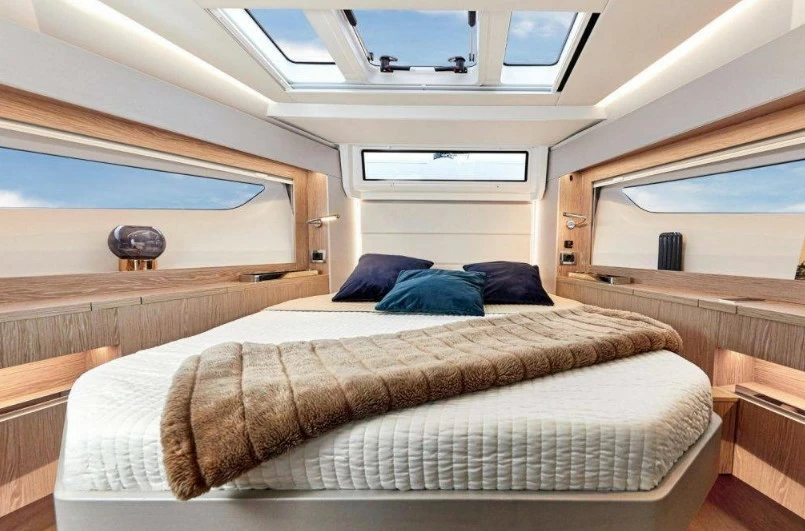 西莱（Sealine）C390V中型动力游艇客舱