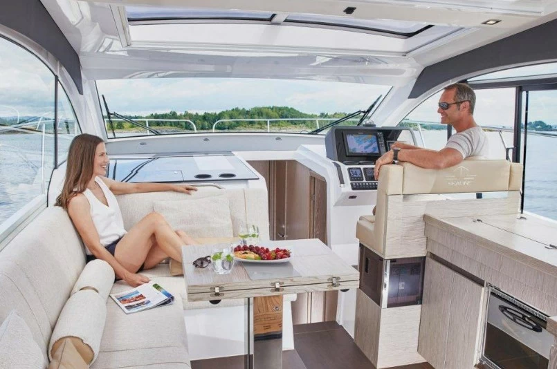 西莱（Sealine）C390V中型动力游艇主甲板布局