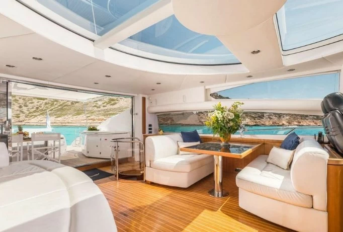 圣汐克(Sunseeker)Predator82二手大型运动游艇主甲板沙龙