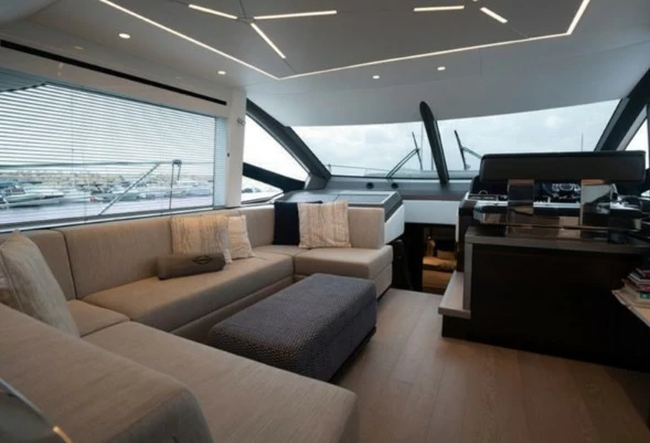 圣汐克(Sunseeker)Manhattan55二手飞桥游艇主甲板沙龙