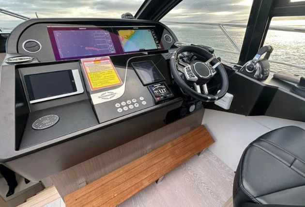 圣汐克（Sunseeker）Predator60 EVO二手运动游艇主甲板驾驶区