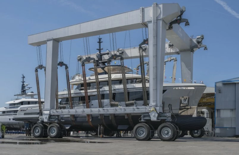 Columbus全新42米Crossover探险游艇“M/Y Big Naan”