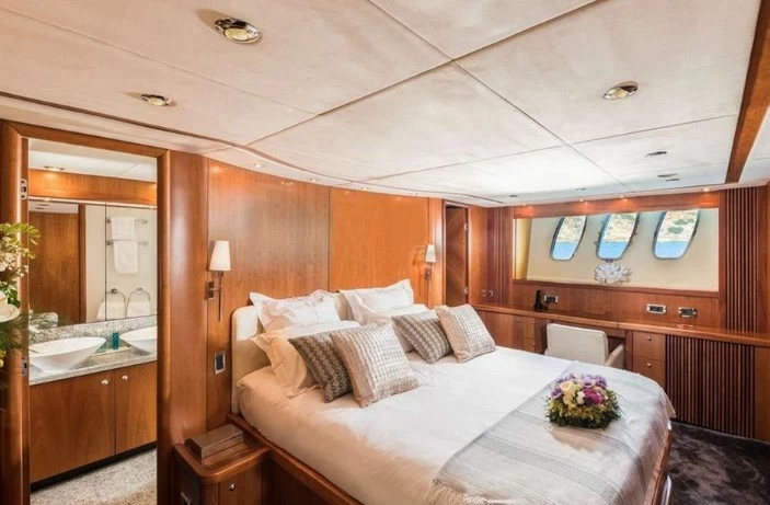 圣汐克(Sunseeker)Predator82二手大型运动游艇客舱