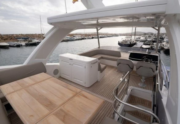 圣汐克(Sunseeker)Manhattan55二手飞桥游艇飞桥驾驶区