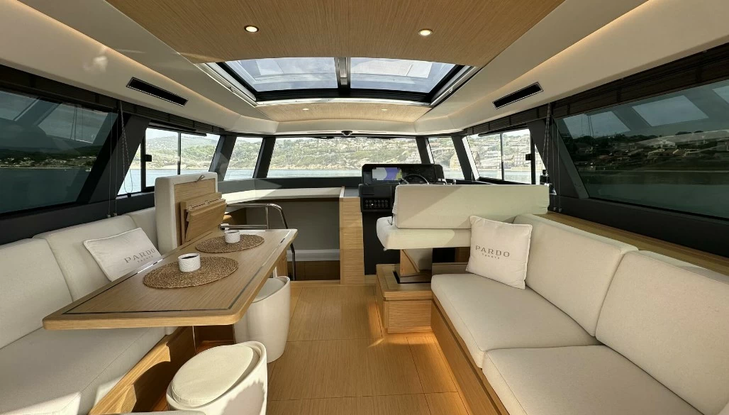 Pardo GT52二手硬顶游艇主甲板驾驶区、沙龙