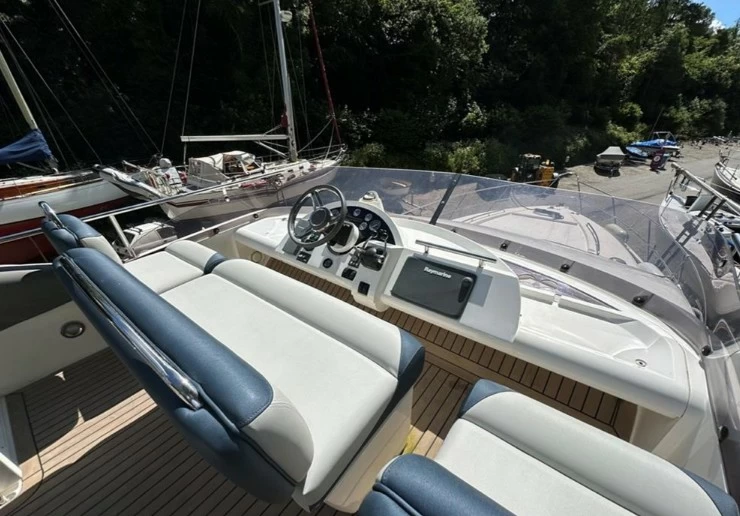 菲尔兰（Fairline）Phantom46二手飞桥游艇飞桥驾驶区