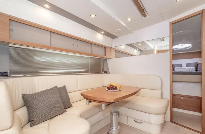 菲尔兰（Fairline）Targa44二手运动游艇船舱内部沙龙
