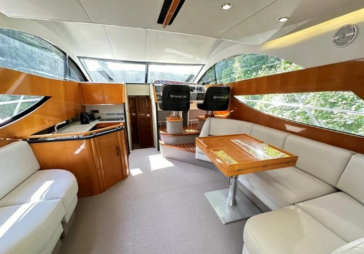 菲尔兰（Fairline）Phantom46二手飞桥游艇主甲板沙龙