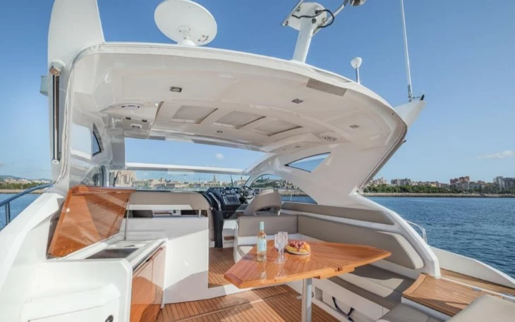 菲尔兰（Fairline）Targa44二手运动游艇驾驶层甲板布局