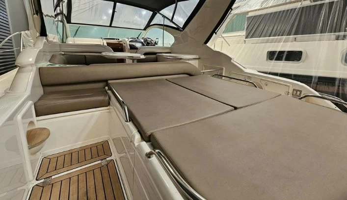 菲尔兰（Fairline）Targa48二手运动快艇上层甲板布局