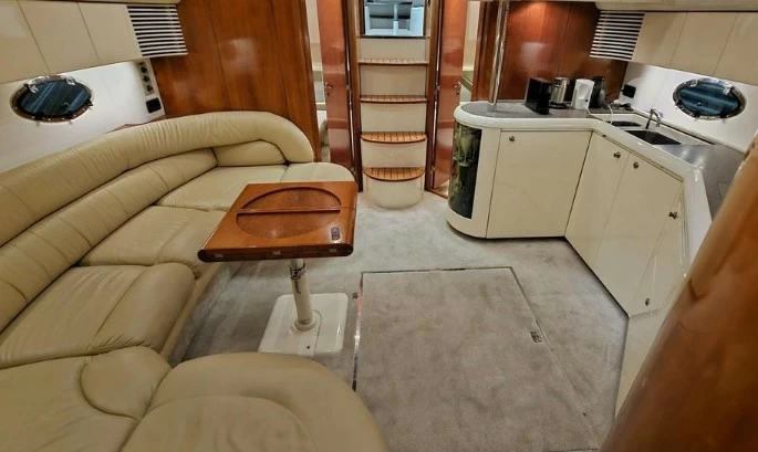 菲尔兰（Fairline）Targa48二手运动快艇沙龙、厨房布局
