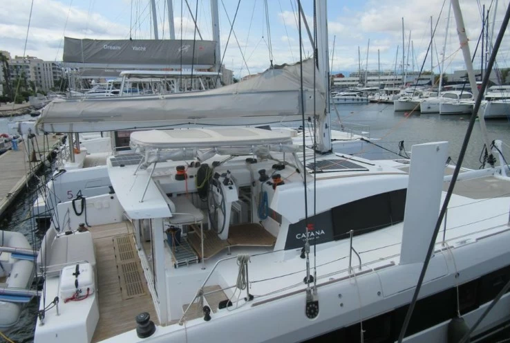 卡塔纳（Catana）50OC二手双体帆船上层甲板布局