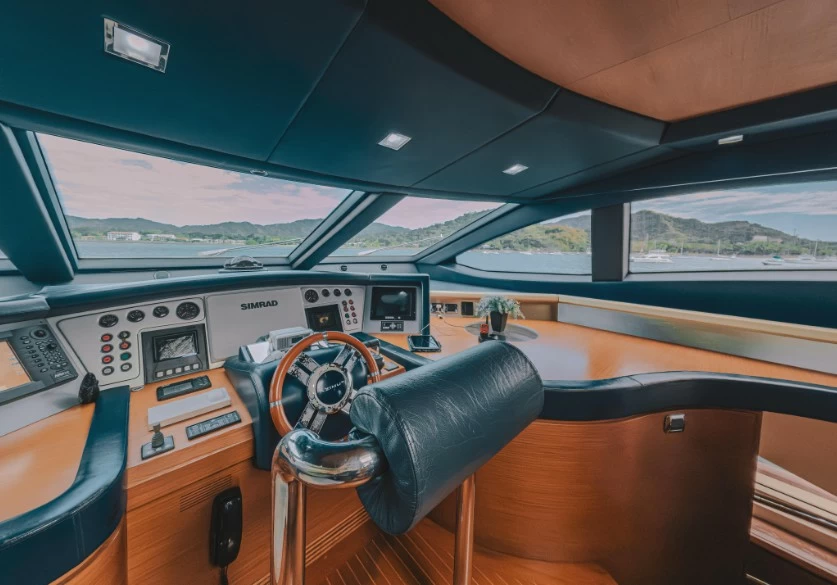 阿兹慕（Azimut）Grande105二手超级游艇驾驶区